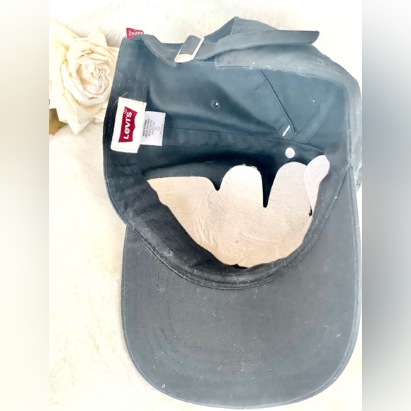 New with tags LEVI’S BLACK HAT with RED Logo. Adjustable Unisex - Picture 7 of 7